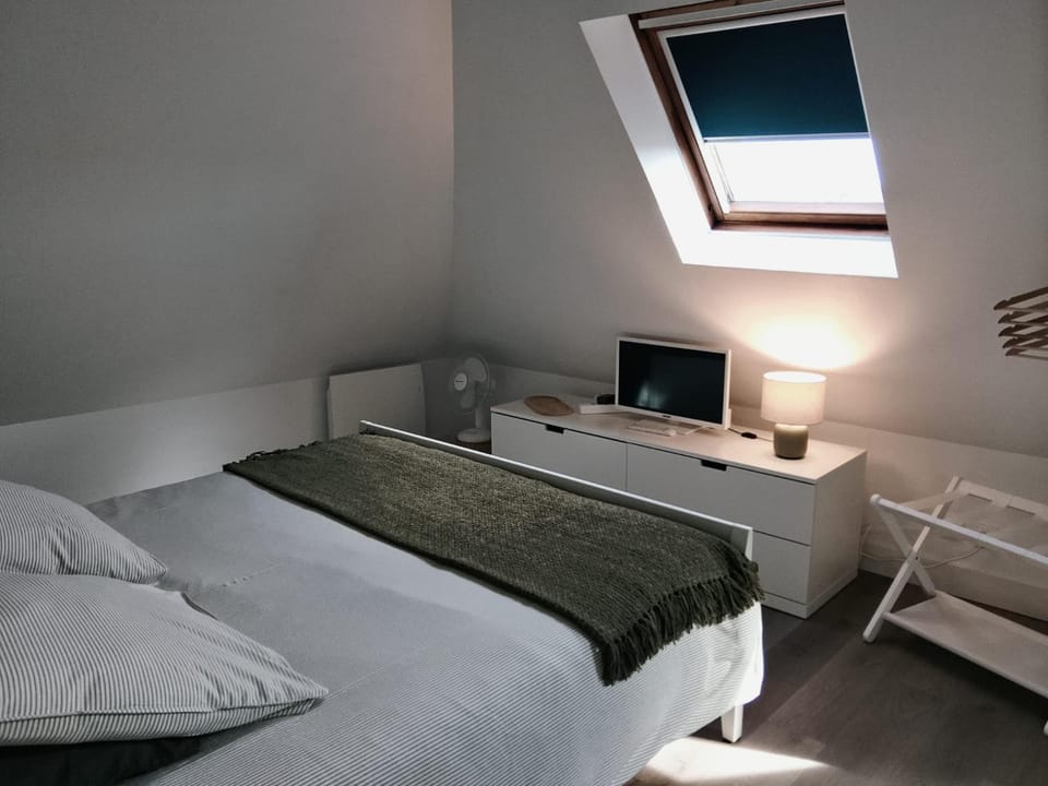 Bed, TV and multimedia, Photo of the whole room, Bedroom