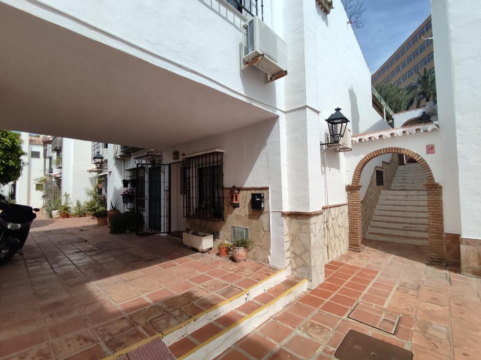 Property building, Facade/entrance, Off site, Day