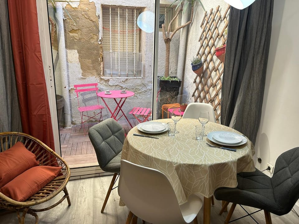 Dining area, Meals
