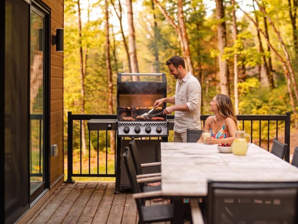 Légendaire Private Hot Tub, Games, BBQ, Carling lake Chalet in Ontario