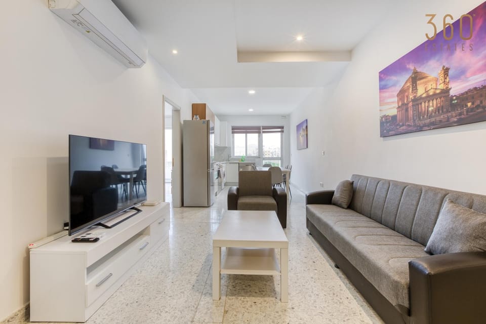 Communal lounge/ TV room, TV and multimedia, Living room, Seating area, Evening entertainment, air conditioner