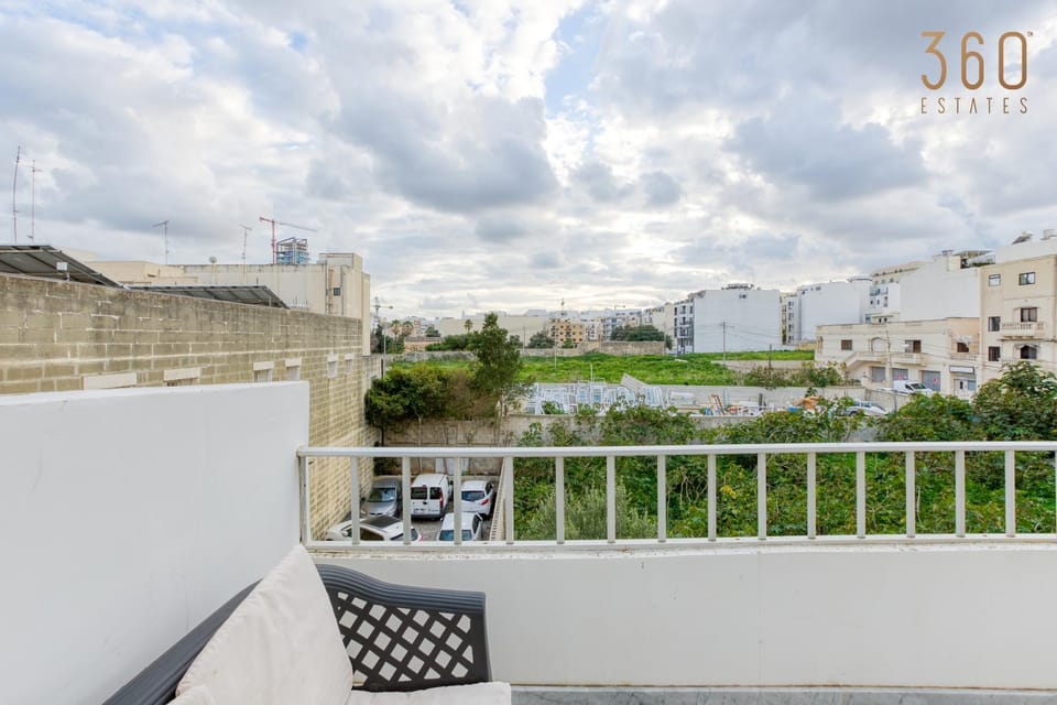 Property building, Day, View (from property/room), Balcony/Terrace, City view, Location, Parking