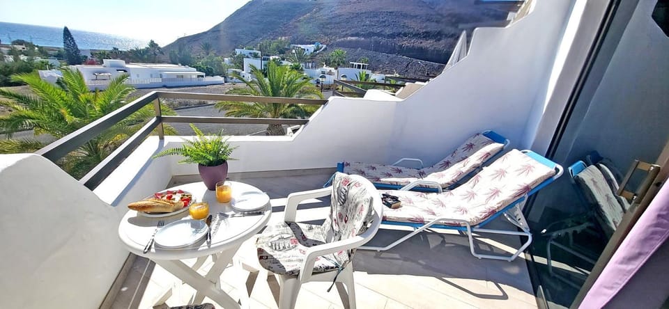 View (from property/room), Balcony/Terrace, Balcony/Terrace, Seating area, Dining area, Mountain view, sunbed