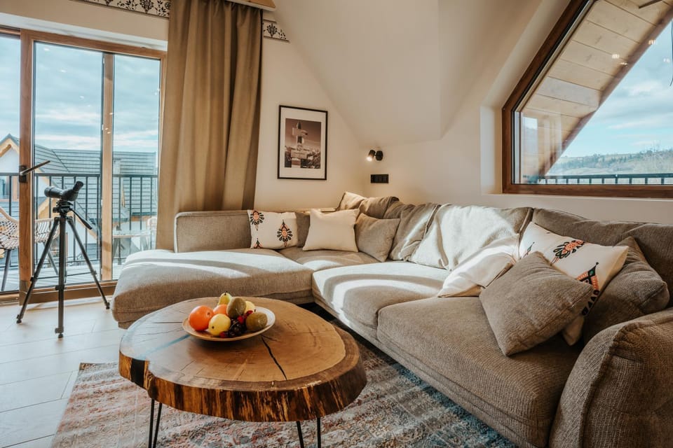 Balcony/Terrace, Living room, Seating area, Mountain view