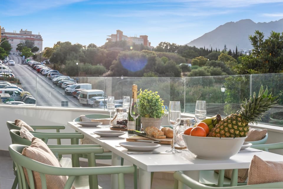 Natural landscape, View (from property/room), Balcony/Terrace, Dining area, Food, Mountain view, Location