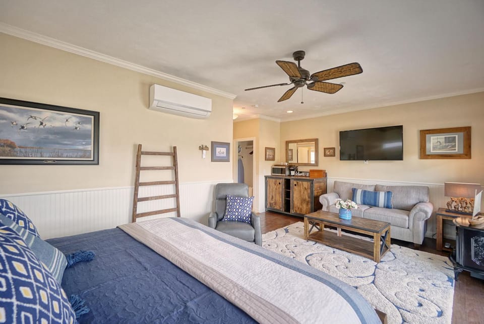 Bed, TV and multimedia, Living room, Seating area