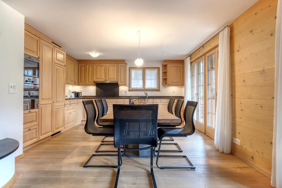 Kitchen or kitchenette, Dining area