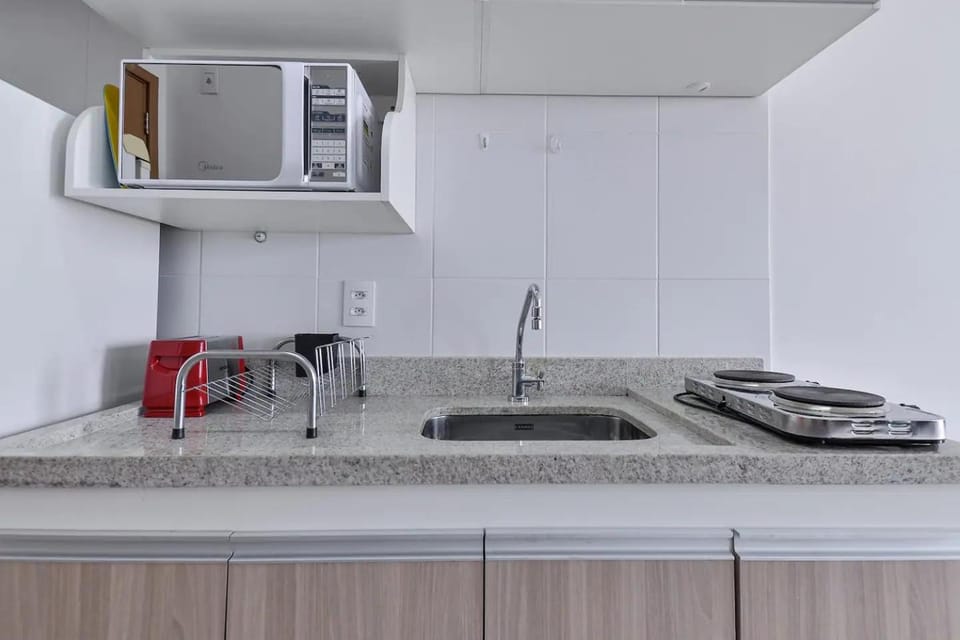 Kitchen or kitchenette, minibar, stove