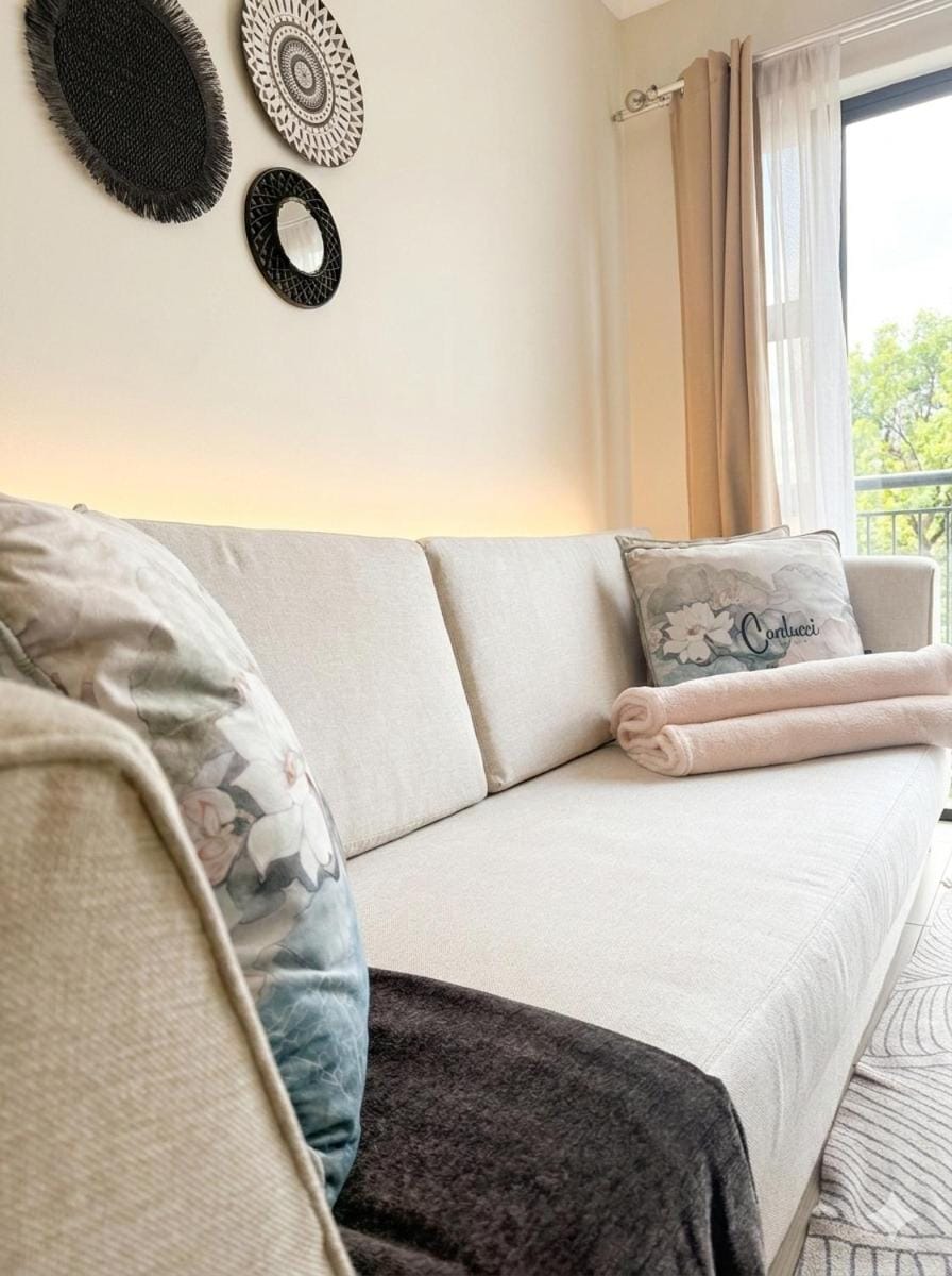 Bed, Living room, Photo of the whole room, Seating area, air conditioner