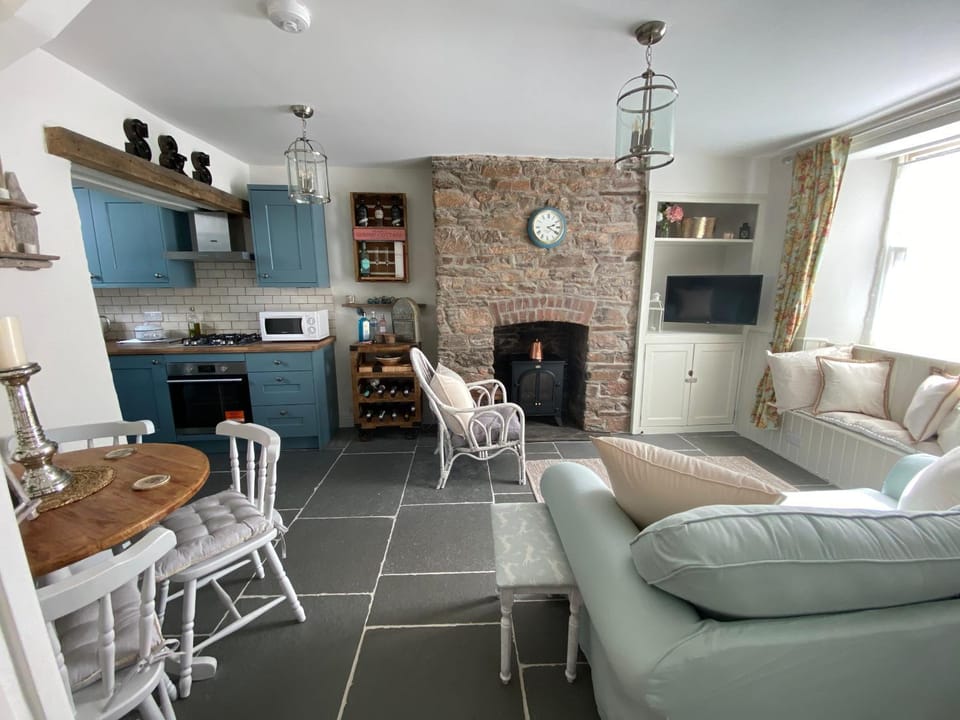 Living room, Seating area, Dining area, flat iron