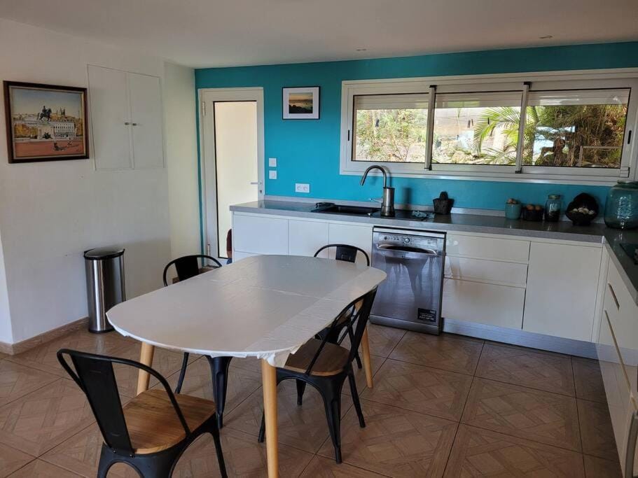 Kitchen or kitchenette, Dining area