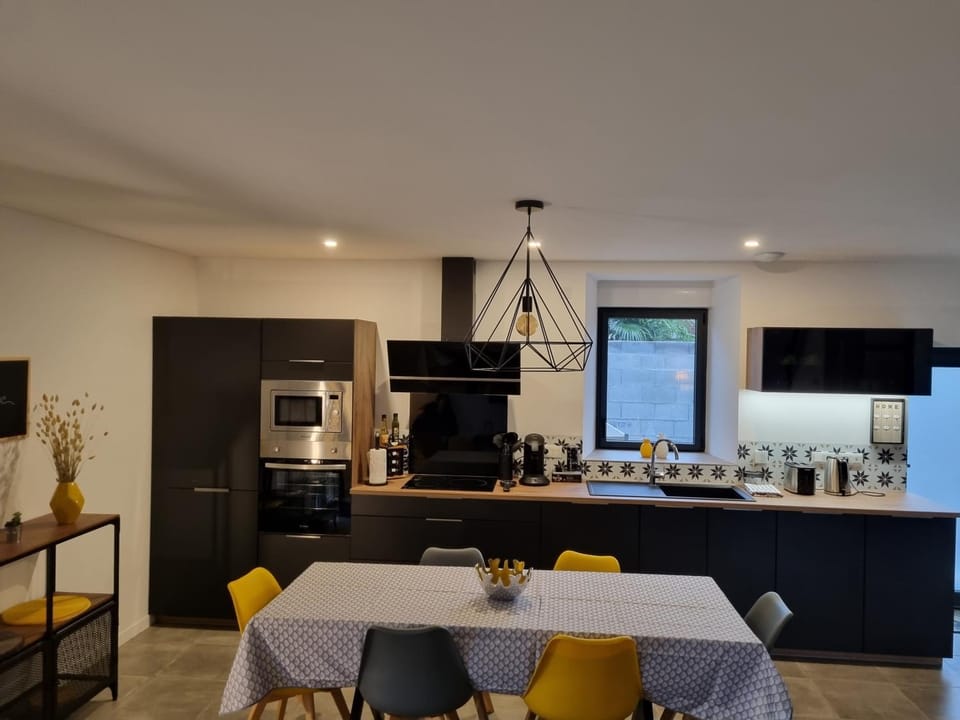 Kitchen or kitchenette, Dining area