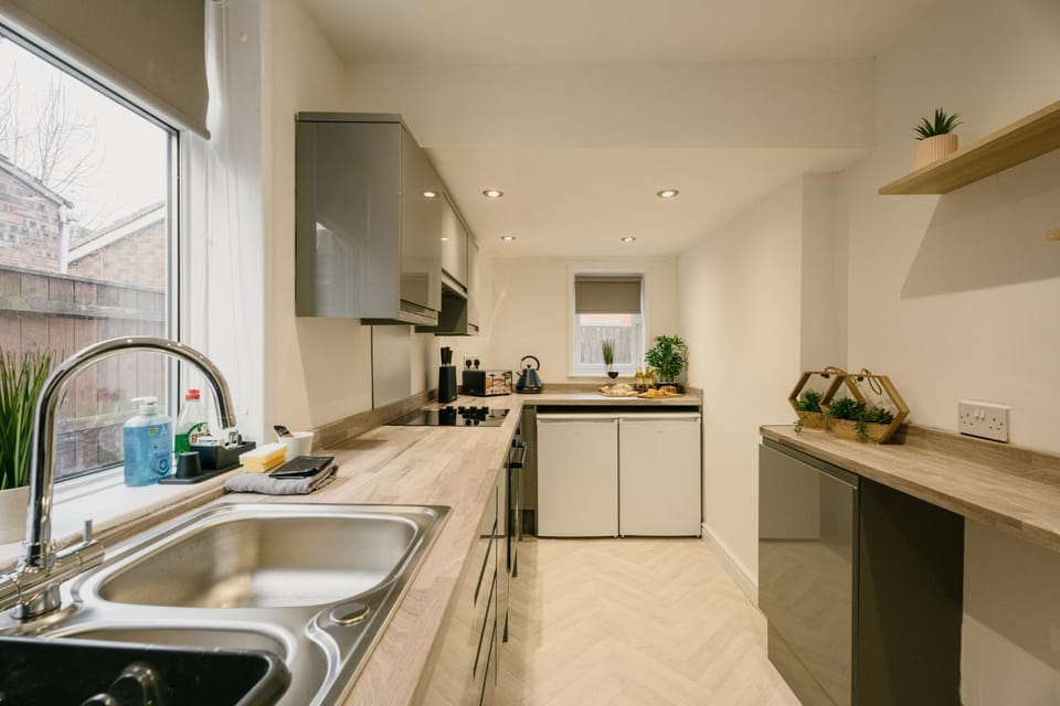 Coffee/tea facilities, Kitchen or kitchenette, oven, stove