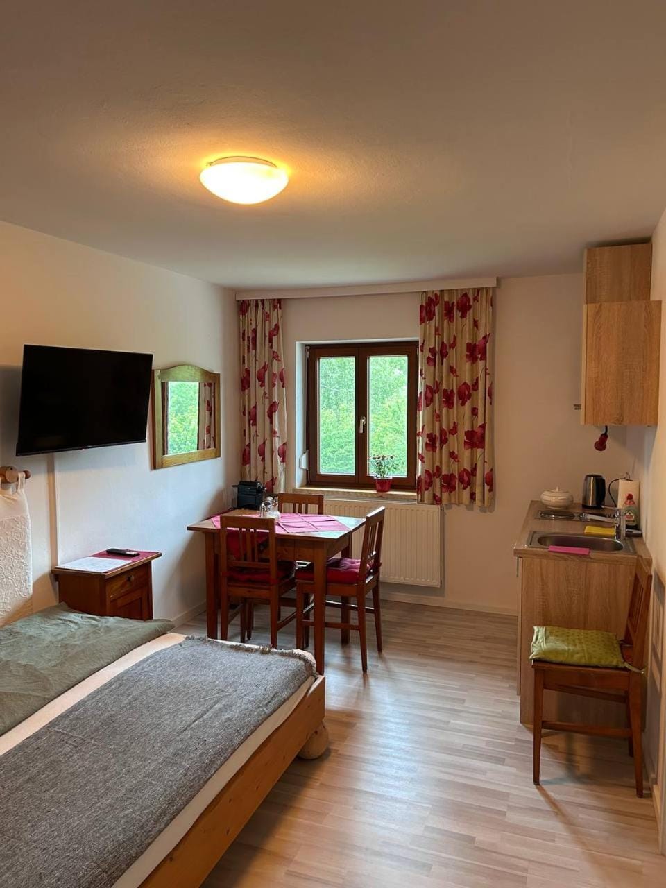Bed, TV and multimedia, Kitchen or kitchenette, Dining area