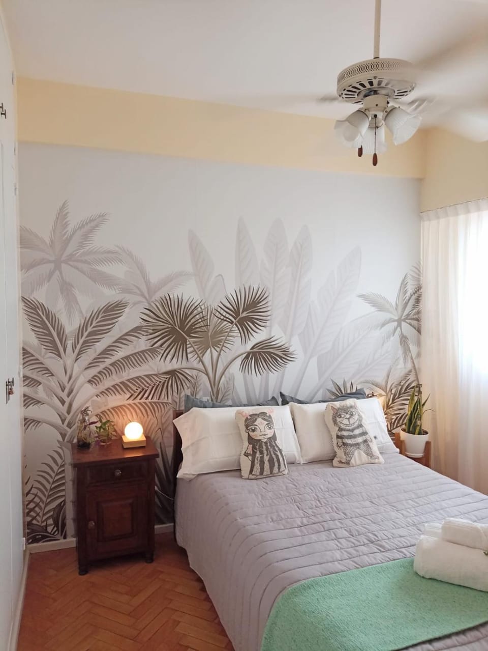 Bedroom, fireplace