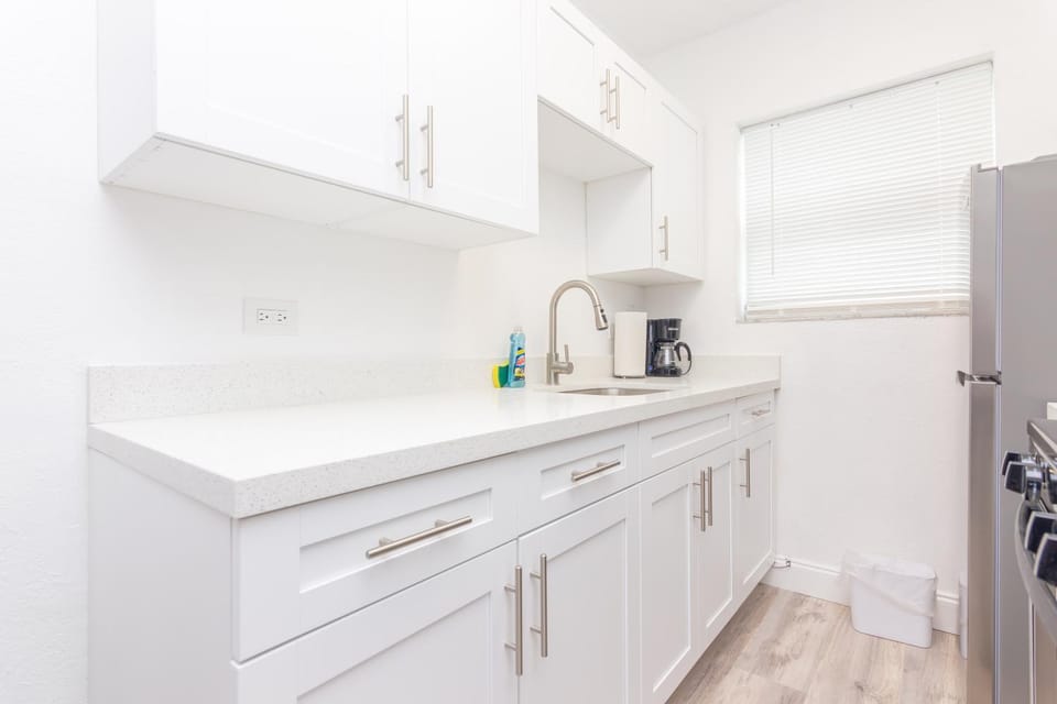 Ocean Drive Deco Apt w/2 Queen Beds, Steps 2 Beach Apartment in Flamingo Lummus