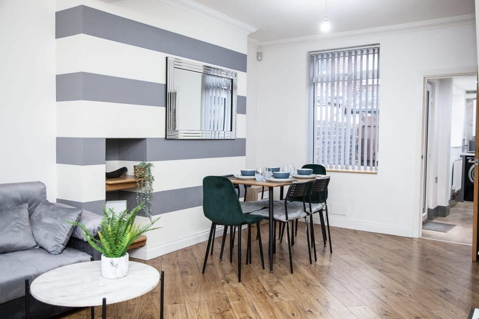 Reduced Price, Long or Short Stays, Free Parking House in Liverpool
