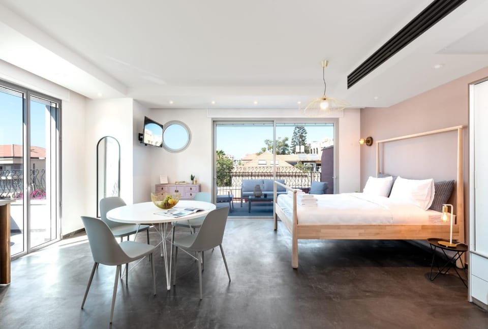 Bed, Living room, Photo of the whole room, Dining area