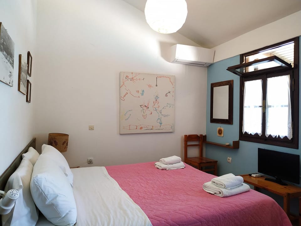 Bed, TV and multimedia, Decorative detail, Bedroom, hair dresser, towels, air conditioner