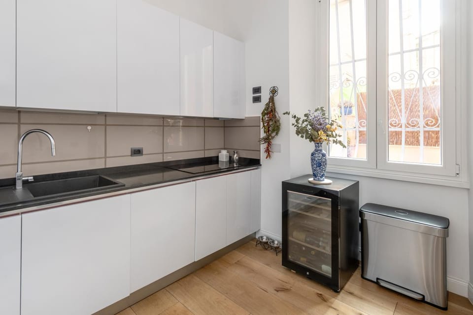 Kitchen or kitchenette, dishwasher, stove