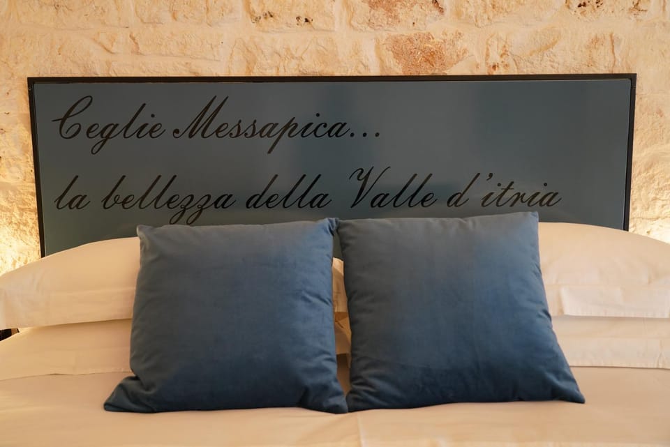 Bed, Photo of the whole room, Bedroom, Text overlay