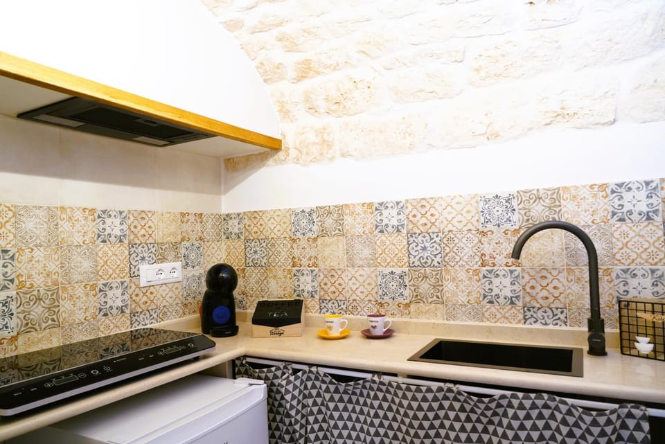 Coffee/tea facilities, Kitchen or kitchenette, stove