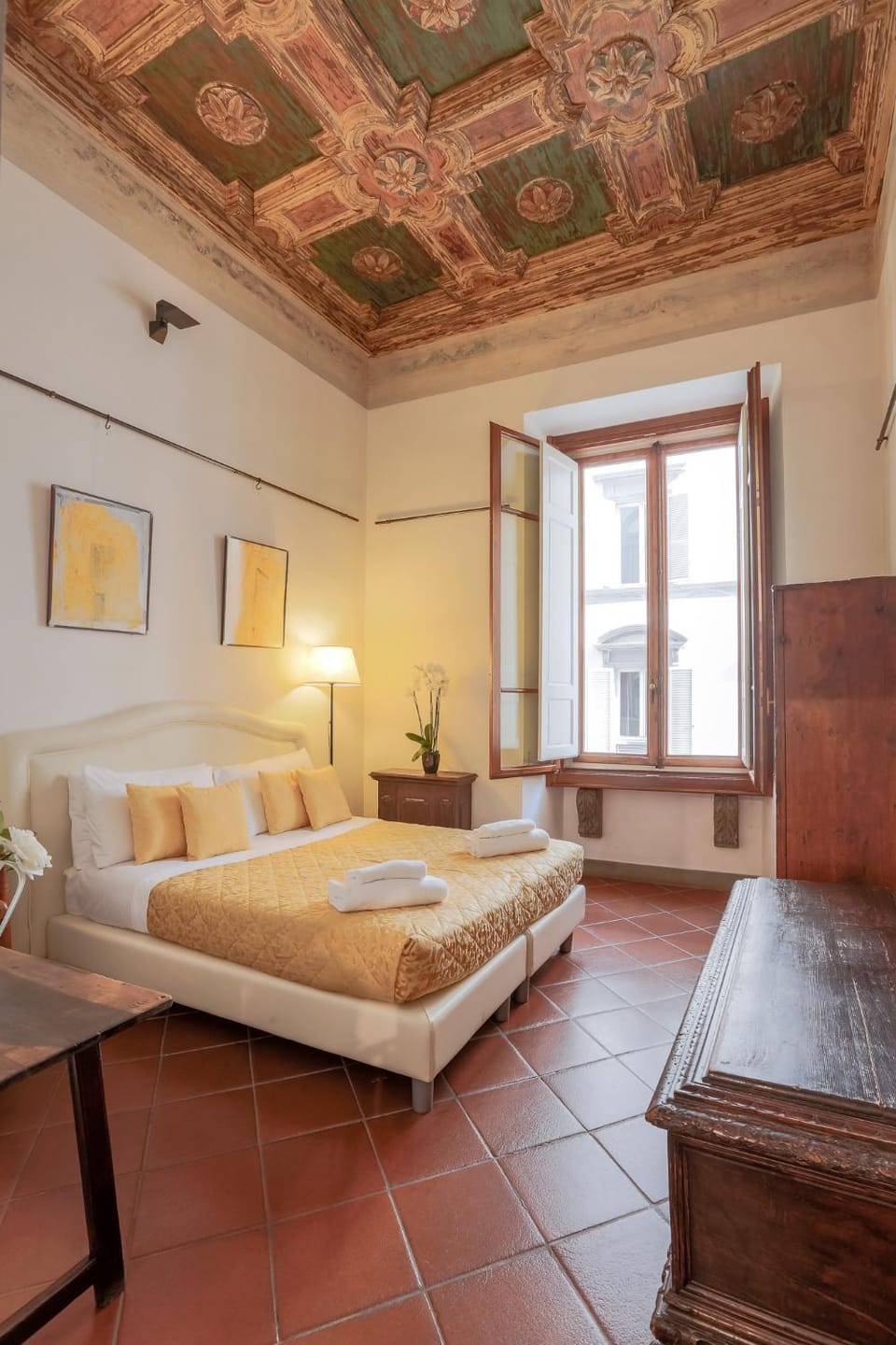 Bed, Bedroom, Street view