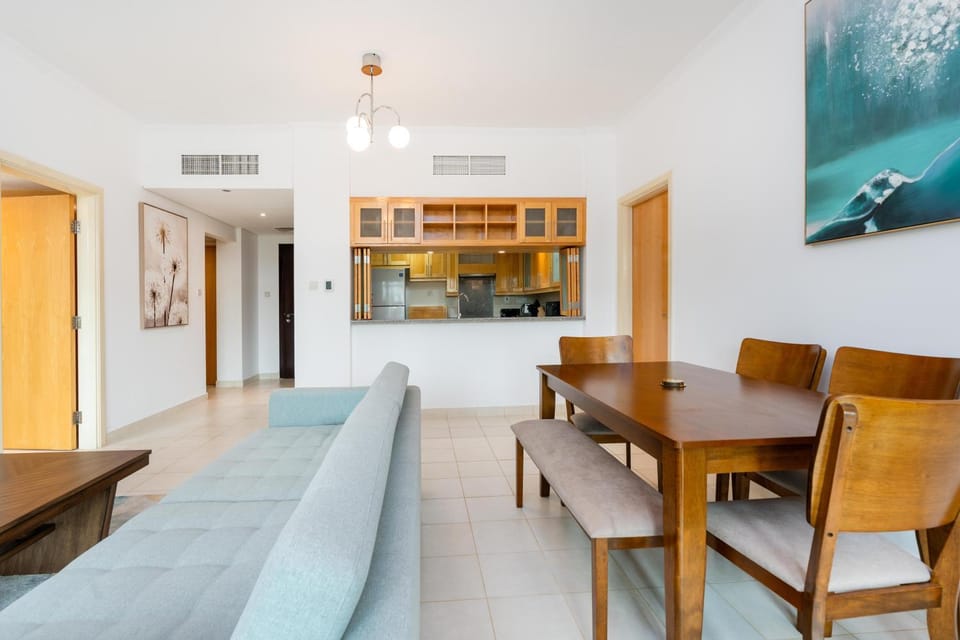 Lux BnB I Turia Tower I Lake & Garden View Apartment in Dubai