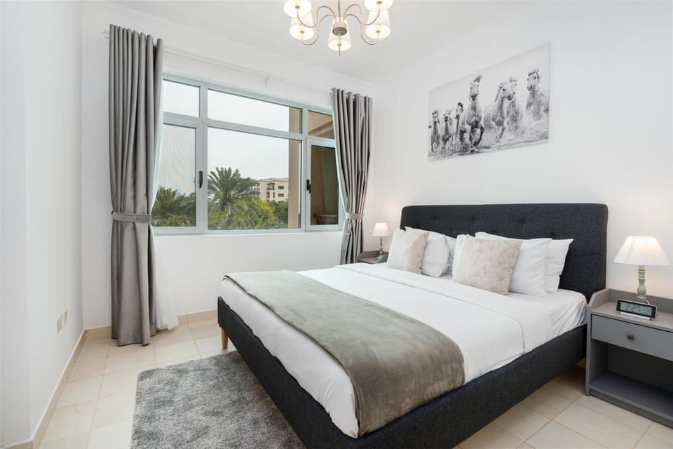 Lux BnB I Turia Tower I Lake & Garden View Apartment in Dubai