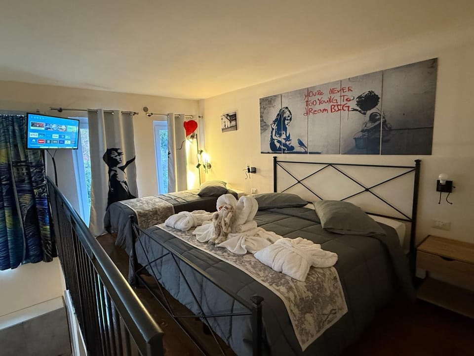 Bed, TV and multimedia, Photo of the whole room, Bedroom, towels