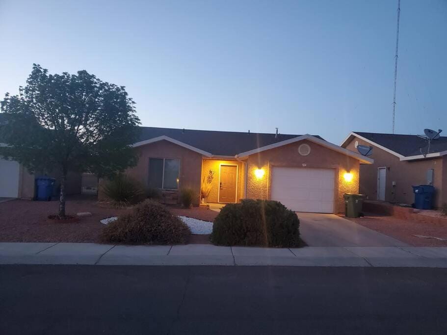I Deal Lake Powell Home 3BR, Jacuzzi, BBQ, Firepit House in Page