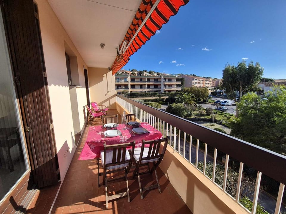 Appartement 2 chambres avec grand balcon à deux pas du port de Sanary et de la plage Apartment in Sanary-sur-Mer