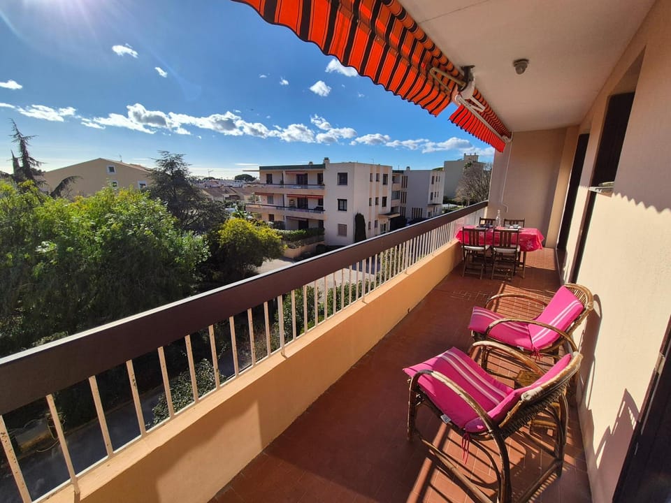 Appartement 2 chambres avec grand balcon à deux pas du port de Sanary et de la plage Apartment in Sanary-sur-Mer