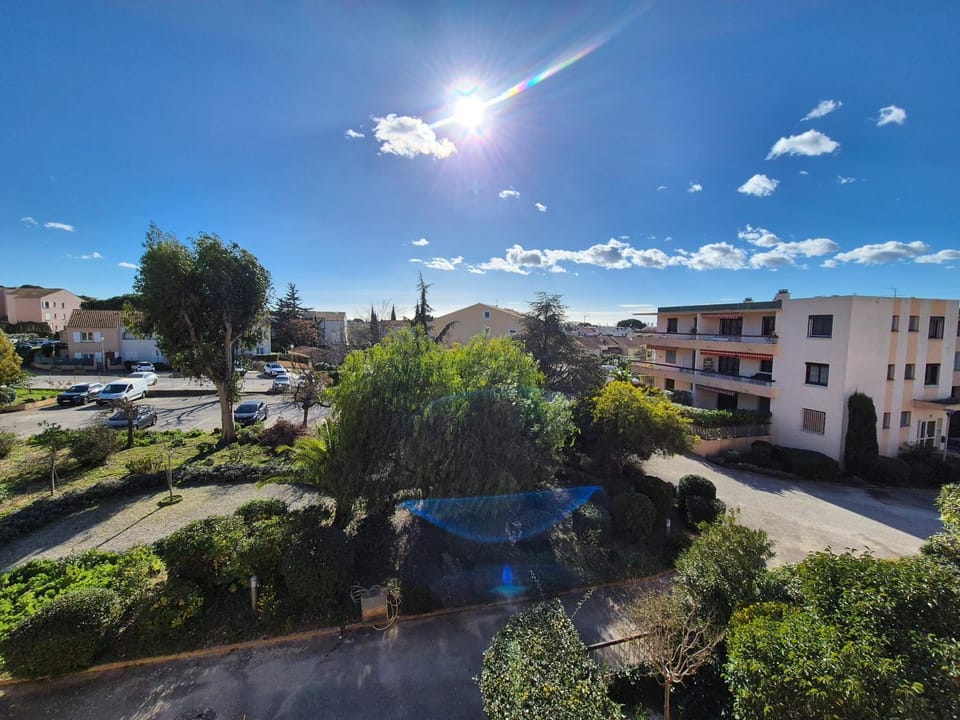 Appartement 2 chambres avec grand balcon à deux pas du port de Sanary et de la plage Apartment in Sanary-sur-Mer