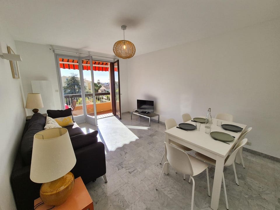 TV and multimedia, Living room, Dining area, internet