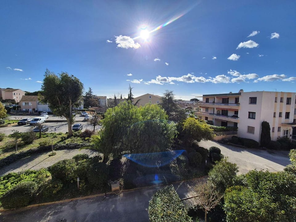Appartement 2 chambres avec grand balcon à deux pas du port de Sanary et de la plage Apartment in Sanary-sur-Mer