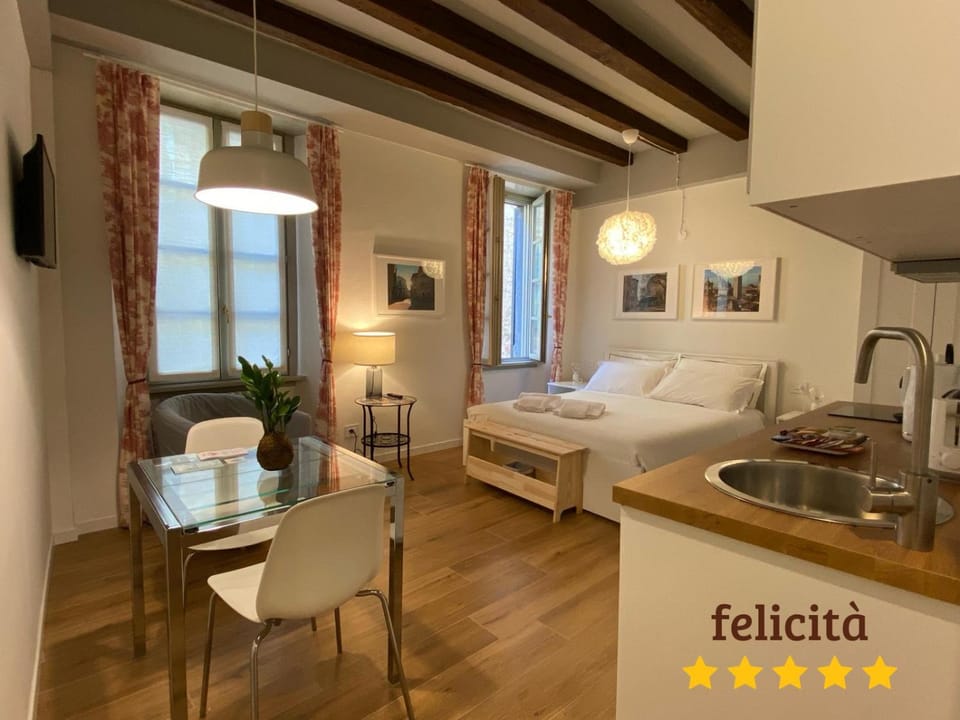 Bed, Kitchen or kitchenette, Photo of the whole room, Dining area, Bedroom