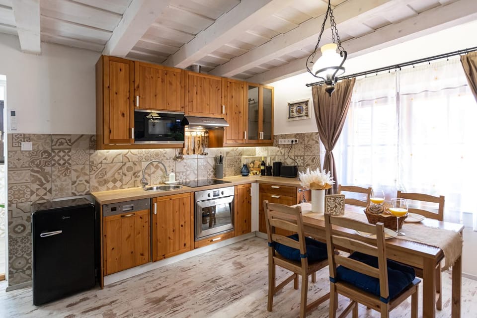 Living room, Seating area, Dining area, dishwasher, minibar, pet friendly, stove