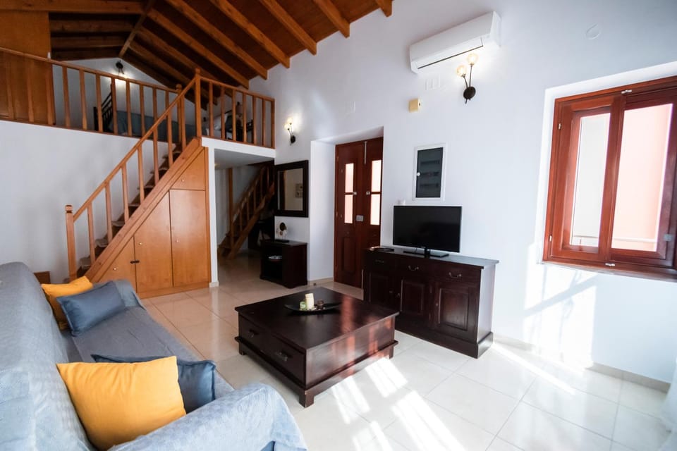 Property building, Communal lounge/ TV room, TV and multimedia, Living room, Photo of the whole room, Seating area, Evening entertainment
