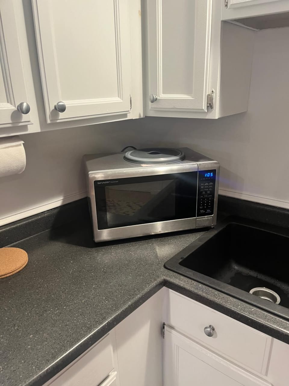Kitchen or kitchenette, minibar