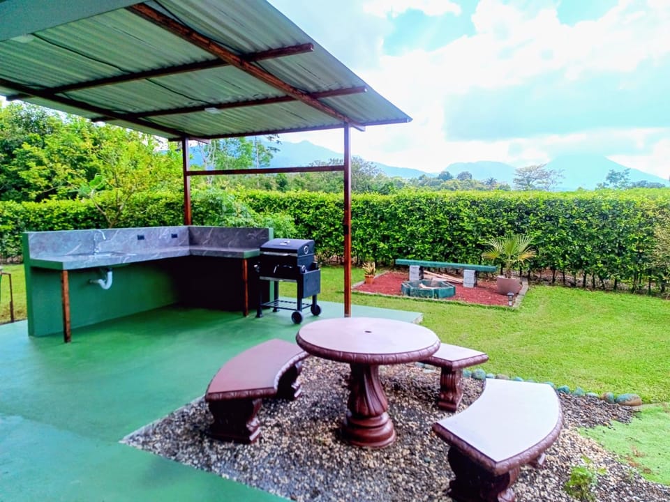 Arenal Nephelium Country Home, Refugio rural con piscina, jacuzzi y balcón con hermosas vistas al Volcán Arenal, en una finca privada House in Alajuela Province
