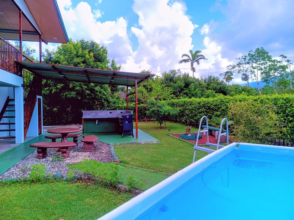 Arenal Nephelium Country Home, Refugio rural con piscina, jacuzzi y balcón con hermosas vistas al Volcán Arenal, en una finca privada House in Alajuela Province