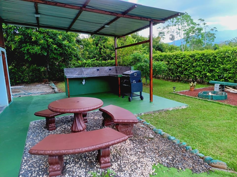 Arenal Nephelium Country Home, Refugio rural con piscina, jacuzzi y balcón con hermosas vistas al Volcán Arenal, en una finca privada House in Alajuela Province