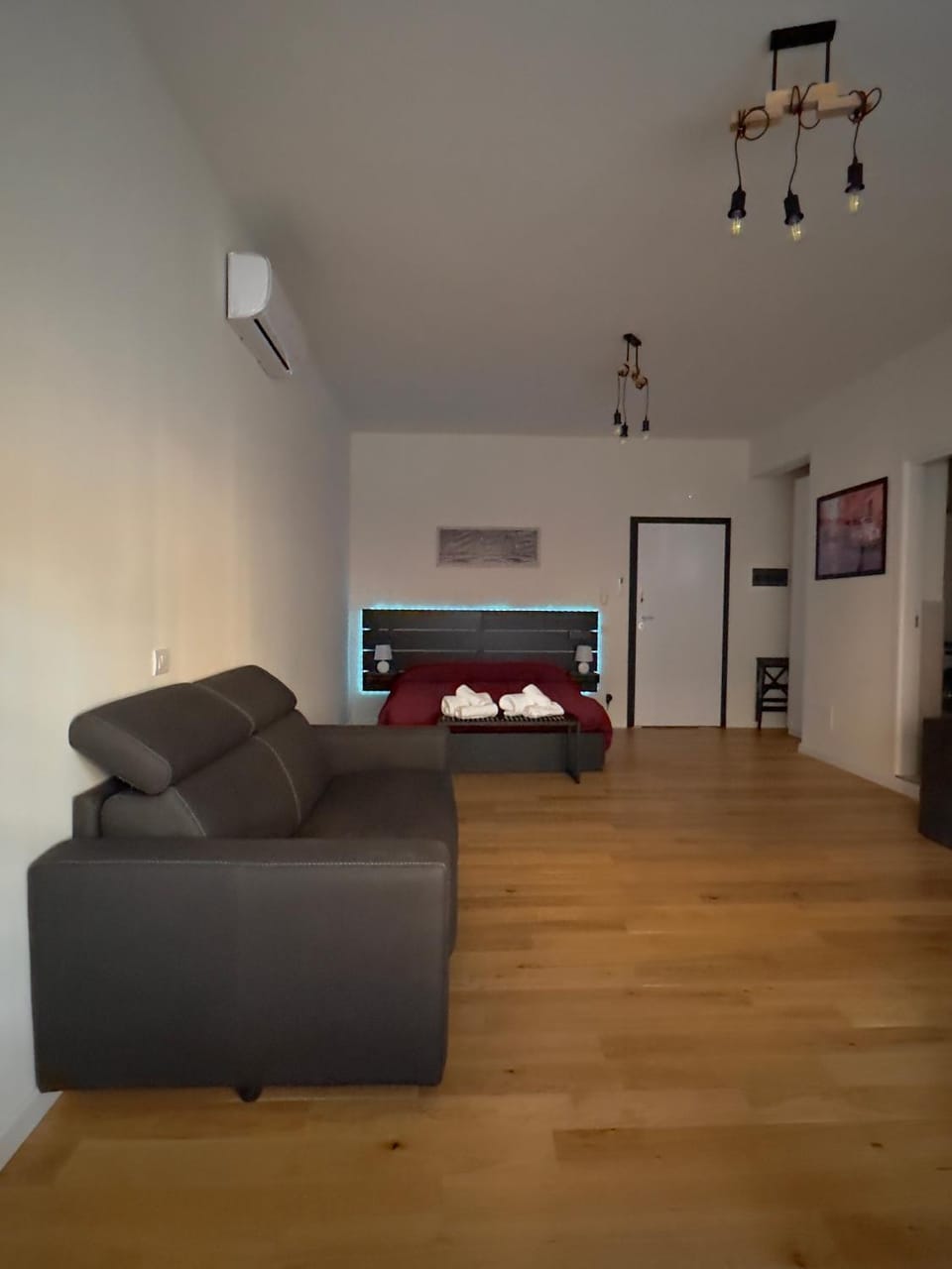 Bed, Seating area