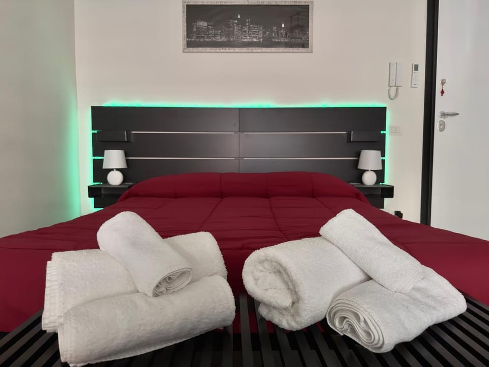 Bed, towels