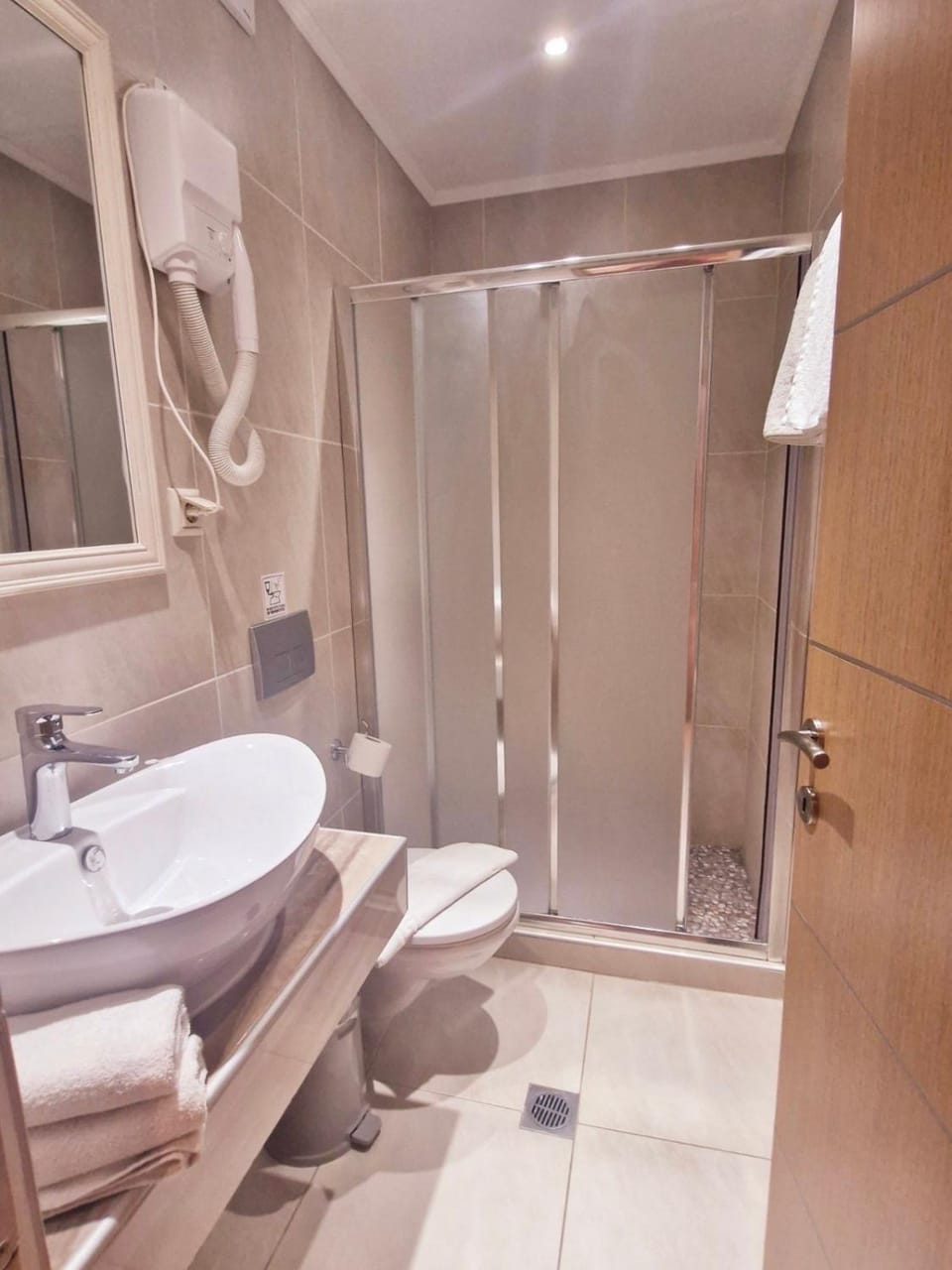 Shower, Toilet, Bathroom, towels