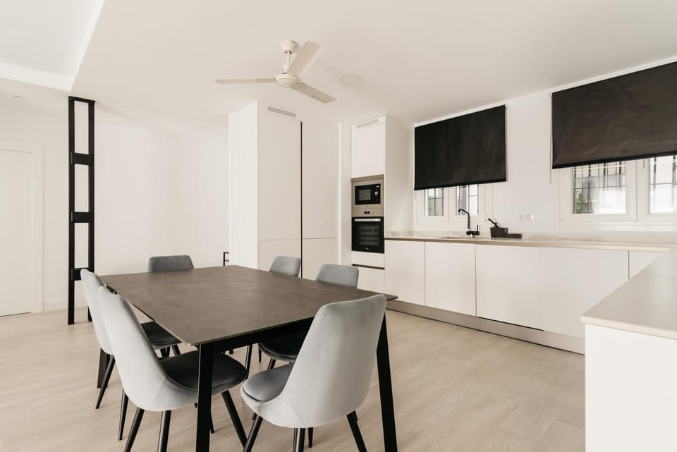 Kitchen or kitchenette, Dining area