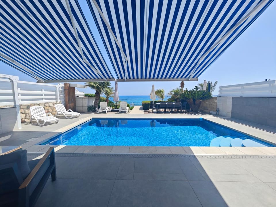 Day, Pool view, Swimming pool, sunbed