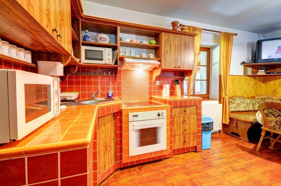Kitchen or kitchenette, Communal kitchen