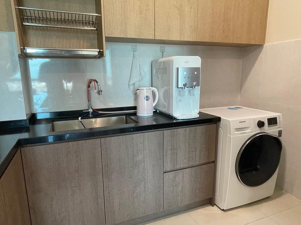 Kitchen or kitchenette, laundry